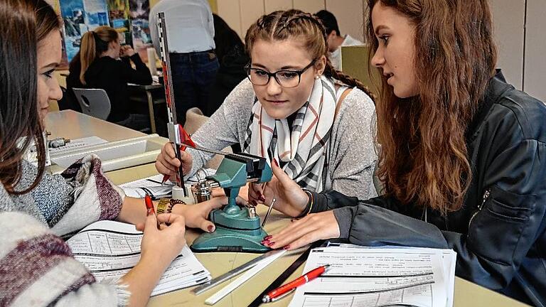 Maria Freitag, Cosima Kiesel und Julia Hartlieb (von links) aus der Klasse 9ma der Mittelschule Marktheidenfeld tüftelten gemeinsam an einem IJF-Experiment. Maria Freitag, Cosima Kiesel und Julia Hartlieb (von links) aus der Klasse 9ma der Mittelschule Marktheidenfeld tüftelten gemeinsam an einem IJF-Experiment.