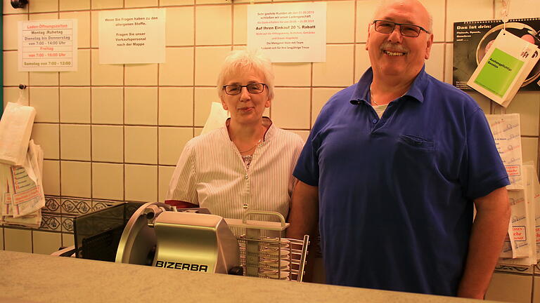 Gabriele und Werner Stein schließen den Metzgerladen an der Vorstadtstraße zum Monatsende. Das Schild, mit dem sie die Kunden darüber informieren hängt schon an der Wand.