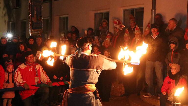 Feuershow mit Willis dem Gaukler.