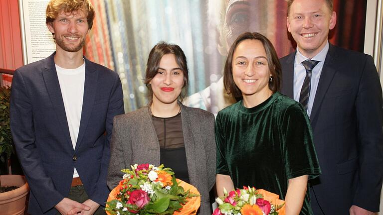 Die Eröffnung der Ausstellung World Press Photo 2023 in Kitzingen mit Preisträger Jonas Kakó, Kuratorin Mariana Rettore, Preisträgerin Anush Babajanyan und Oberbürgermeister Stefan Güntner (von links).