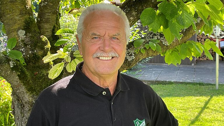 Walter Szaule in seinem Garten in Kürnach: An diesem Samstag bestreitet der 79-Jährige, der in seiner Karriere höherklassig für den FSV Frankfurt, Borussia Dortmund, den Karlsruher SC und den FV 04 Würzburg spielte, sein Abschiedsspiel mit der Altherren-Mannschaft des SV Kürnach. Walter Szaule in seinem Garten in Kürnach: An diesem Samstag bestreitet der 79-Jährige, der in seiner Karriere höherklassig für den FSV Frankfurt, Borussia Dortmund, den Karlsruher SC und den FV 04 Würzburg spielte, sein Abschiedsspiel mit der Altherren-Mannschaft des SV Kürnach.