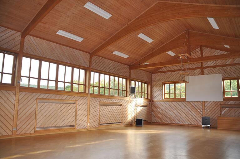 Die geräumige Halle wird vor allem bei der Martini-Kirchweih und an den Faschingstagen zu einem Treffpunkt der Birnfelder. Die geräumige Halle wird vor allem bei der Martini-Kirchweih und an den Faschingstagen zu einem Treffpunkt der Birnfelder.