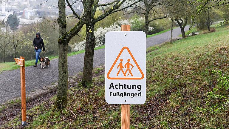 In einer Kurve auf dem Mountainbike-Trail prangt das Schild „Achtung Fußgänger“. Die Kritik der Anwohner und Spaziergänger: Zu kurz sei der Abstand zum Fußgängerweg. In einer Kurve auf dem Mountainbike-Trail prangt das Schild „Achtung Fußgänger“. Die Kritik der Anwohner und Spaziergänger: Zu kurz sei der Abstand zum Fußgängerweg.