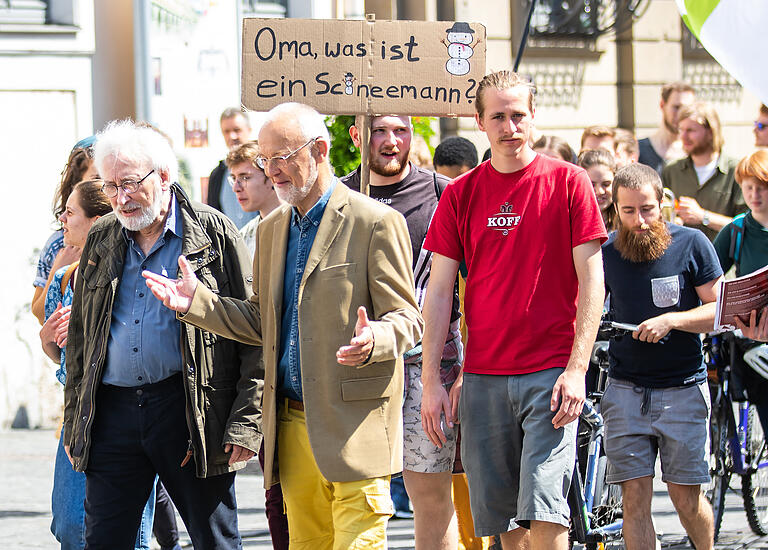 Klimaschutz ist eine Angelegenheit für jung und alt. Die Schülerinnen und Schüler bekamen Unterstützung der älteren Generation.&nbsp;