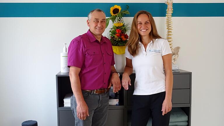 Bürgermeister Horst Reuther und Linda Schneider bei der Neueröffnung ihrer Physiotherapie-Praxis in Albertshofen.