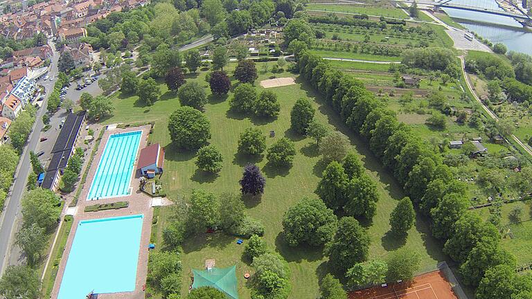 Zwei teure Großprojekte Volkachs in den kommenden Jahren sind das Freibad und die Mainlände (rechts), hier zu sehen aus der Vogelperspektive. Das Luftbild stammt aus dem Jahr 2015.