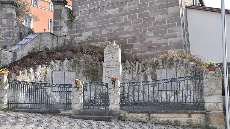 Um das Oberlauringer Kriegerdenkmal gab es zuletzt einige Irritationen. Es soll nun auf künstlerische Art erklärt werden.