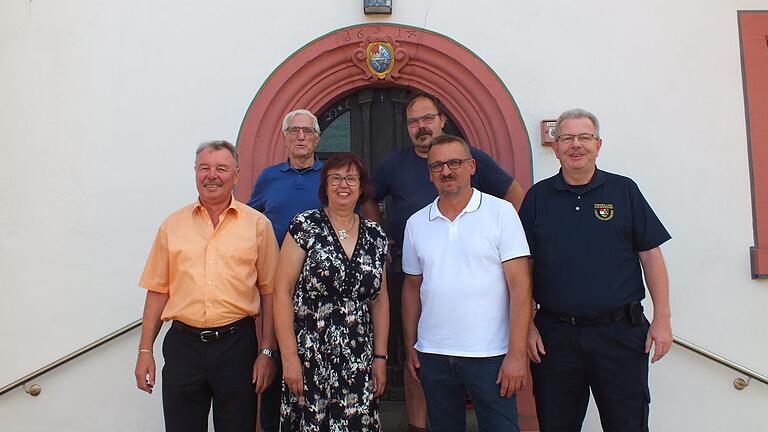 Der Feuerwehrmuseumsverein wählte einen neuen Vorstand. Im Bild von links: Vereinsvorsitzender Lothar Ulmann, stellv. Vereinsvorsitzender und FW-Museumsleiter Reiner Schuster, Schriftführerin Brigitte Göpfert, die abgeordneten Beisitzer Markus Ankenbauer (FFW Mechenried), Riedbachs Bürgermeister Bernd Fischer und für den Kreisfeuerwehrverband Kreisbrandrat Ralf Dressel. Werner Stumpf und Jens Weinkauf fehlten entschuldigt. Der Feuerwehrmuseumsverein wählte einen neuen Vorstand. Im Bild von links: Vereinsvorsitzender Lothar Ulmann, stellv. Vereinsvorsitzender und FW-Museumsleiter Reiner Schuster, Schriftführerin Brigitte Göpfert, die abgeordneten Beisitzer Markus Ankenbauer (FFW Mechenried), Riedbachs Bürgermeister Bernd Fischer und für den Kreisfeuerwehrverband Kreisbrandrat Ralf Dressel. Werner Stumpf und Jens Weinkauf fehlten entschuldigt.