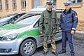 Grün und blau im Vergleich: Christian Eich von der Polizeiinspektion Lohr testet acht Monate lang die blaue Uniform auf Funktionalität und Tragekomfort. Links: Sein Kollege Gerhard Keß in der bisherigen grünen Kluft.
