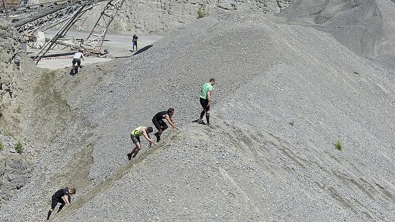 Kraxeln und keuchen: Auf der 18 Kilometer langen Strecke ging es für die Getting-Tough-Läufer im Oberstreuer Steinbruch hoch hinaus.