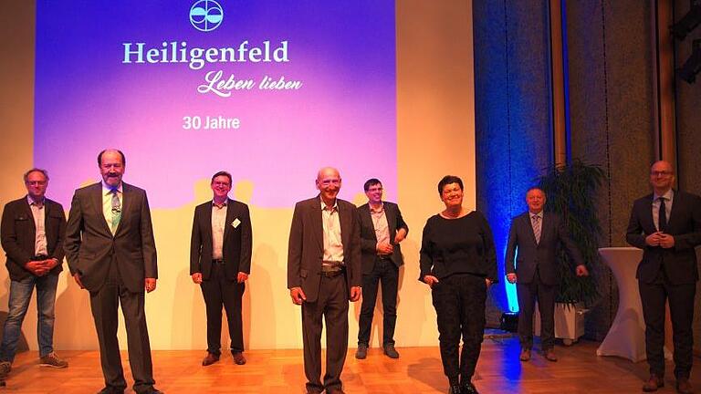 Sie blickten auf 30 Jahre Heiligenfeld zurück (von links): Jörg Ziegler, Fritz Lang, Stephan Grebe, Joachim Galuska, Michael Lang, Birgit Winzek, Landrat Thomas Bold und OB Dirk Vogel. Foto: Klaus Werner - Sie blickten auf 30 Jahre Heiligenfeld zurück (von links): Jörg Ziegler, Fritz Lang, Stephan Grebe, Joachim Galuska, Michael Lang, Birgit Winzek, Landrat Thomas Bold und OB Dirk Vogel. Foto: Klaus Werner Sie blickten auf 30 Jahre Heiligenfeld zurück (von links): Jörg Ziegler, Fritz Lang, Stephan Grebe, Joachim Galuska, Michael Lang, Birgit Winzek, Landrat Thomas Bold und OB Dirk Vogel. Foto: Klaus Werner - Sie blickten auf 30 Jahre Heiligenfeld zurück (von links): Jörg Ziegler, Fritz Lang, Stephan Grebe, Joachim Galuska, Michael Lang, Birgit Winzek, Landrat Thomas Bold und OB Dirk Vogel. Foto: Klaus Werner