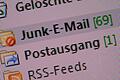 Ein regelmäßiger Blick in den Junk-E-Mail-Ordner lohnt sich. Manchmal gehen ganz harmlose E-Mails darin verloren – wie etwa die Information über den Impftermin.