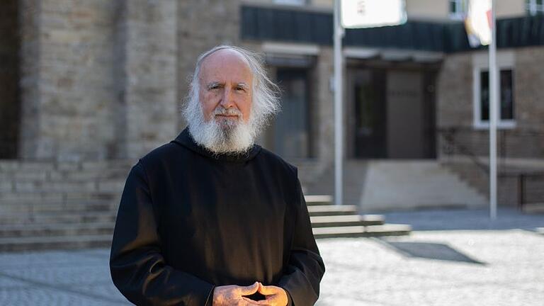 Pater Anselm Grün von der Abtei Münsterschwarzach gehört zu den erfolgreichsten Autoren religiöser Bücher. Pater Anselm Grün von der Abtei Münsterschwarzach gehört zu den erfolgreichsten Autoren religiöser Bücher.
