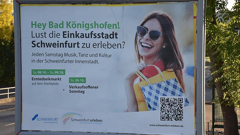 Werbetafeln, mit denen die Bürgerinnen und Bürger umliegender Städte auf die Einkaufsstadt Schweinfurt aufmerksam gemacht werden, sollen Menschen in die Stadt bringen. Hier wird in Bad Königshofen der Erntedankmarkt und verkaufsoffene Sonntag vom vergangenen Wochenende beworben. Werbetafeln, mit denen die Bürgerinnen und Bürger umliegender Städte auf die Einkaufsstadt Schweinfurt aufmerksam gemacht werden, sollen Menschen in die Stadt bringen. Hier wird in Bad Königshofen der Erntedankmarkt und verkaufsoffene Sonntag vom vergangenen Wochenende beworben.