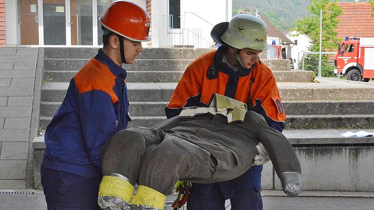 Insgesamt sechs „Verletzte“ wurden aus der stark verrauchten Werkstatt von den Jungfeuerwehrleuten auf Tragen in Sicherheit gebracht. - Insgesamt sechs „Verletzte“ wurden aus der stark verrauchten Werkstatt von den Jungfeuerwehrleuten auf Tragen in Sicherheit gebracht. Insgesamt sechs „Verletzte“ wurden aus der stark verrauchten Werkstatt von den Jungfeuerwehrleuten auf Tragen in Sicherheit gebracht. - Insgesamt sechs „Verletzte“ wurden aus der stark verrauchten Werkstatt von den Jungfeuerwehrleuten auf Tragen in Sicherheit gebracht.