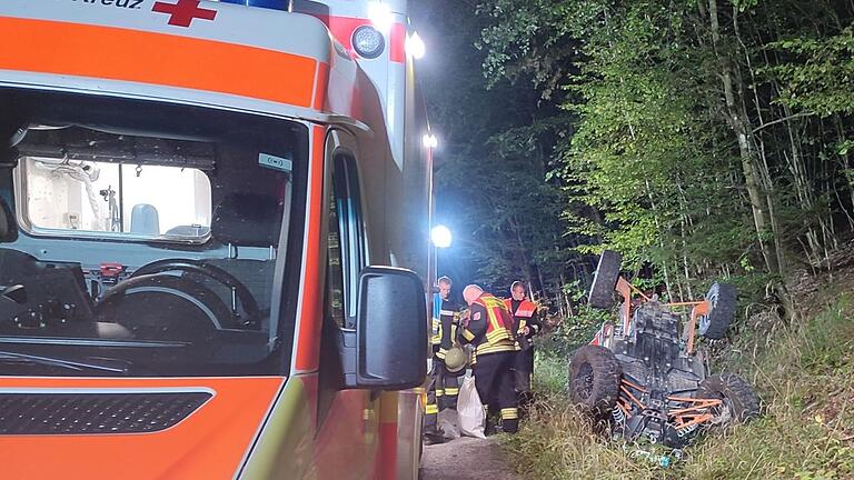 Feuerwehr, Rettungsdienst und Polizei waren am Sonntagmorgen in einem Waldstück bei Sulzfeld im Einsatz. Der Insasse eines Quad-artigen Buggy konnte nur noch tot geborgen werden, zwei Mitinsassen wurden leicht verletzt.