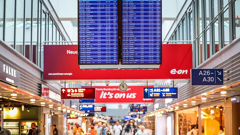 Flughafen Düsseldorf       -  Eine Anzeigentafel im Flughafen Düsseldorf. Am Wochenende landeten hier viele Reisende nach ihrem Sommerurlaub.