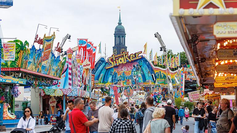 Hamburger Sommerdom       -  Menschen wollen gemeinsam etwas erleben - wie hier auf dem Hamburger Sommerdom. (Symbolbild)
