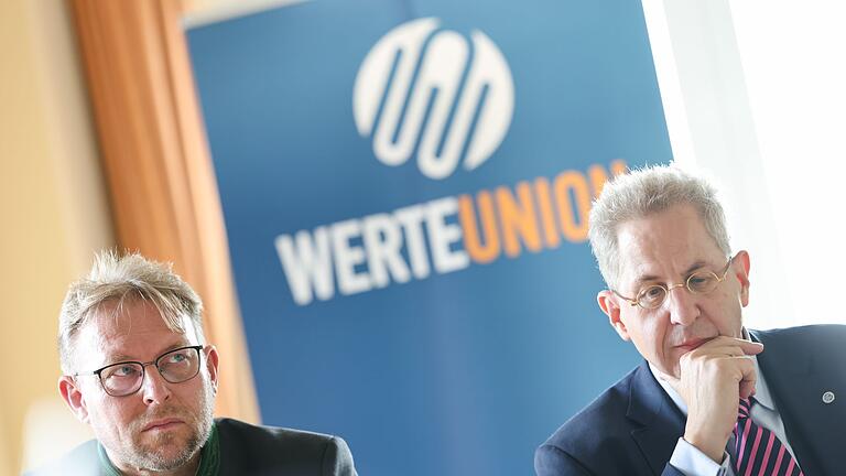 Gründung Werteunion-Landesverband Bayern       -  Die Werteunion von Hans-Georg Maaßen (rechts) hat nun auch einen Landesverband in Bayern. Dessen Vorsitzender ist Jörg Uhlig.