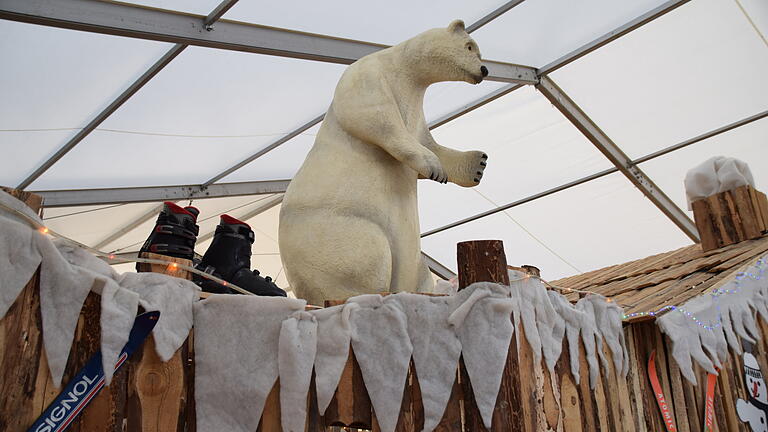 Ein drei Meter großer Kunststoff-Eisbär thront unterm Zeltdach während der drei Euerbacher Eisbär-Partys. Ein drei Meter großer Kunststoff-Eisbär thront unterm Zeltdach während der drei Euerbacher Eisbär-Partys.