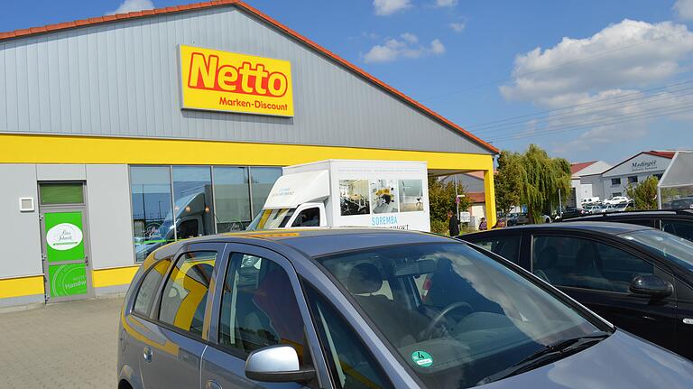 Der Netto-Discounter im Euerbacher Gewerbegebiet: Legen Afrikaner aus dem nahen Ankerzentrum im und außerhalb des Geschäftes außergewöhnlich bedrohliches Verhalten an den Tag?