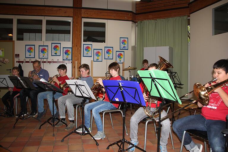 Das Mini-Orchester der Bläserjugend Wittighausen (BJW) unter Leitung von Franz Pfeuffer. Das Mini-Orchester der Bläserjugend Wittighausen (BJW) unter Leitung von Franz Pfeuffer.