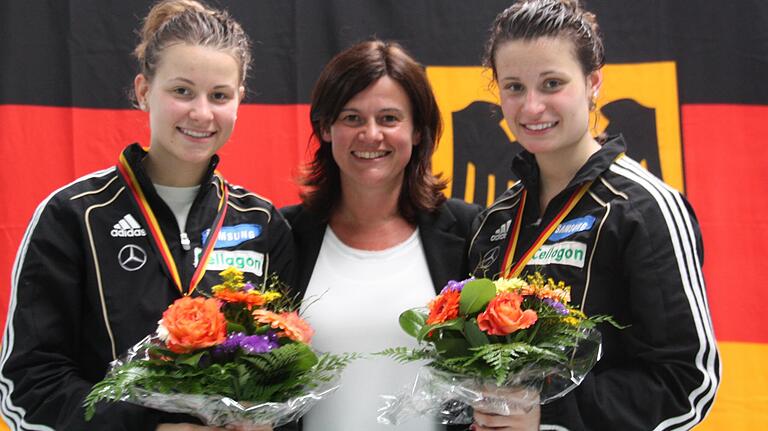 Auf Mutters Spuren: Weltklasse-Fechterin Zita Funkenhauser (Mitte) und ihre fechtenden Zwillinge Greta und Leandra. Auf Mutters Spuren: Weltklasse-Fechterin Zita Funkenhauser (Mitte) und ihre fechtenden Zwillinge Greta und Leandra.