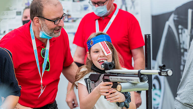 Zahlreiche Besucher bei der Mainfranken Messe am Sonntag 26.09.21 auf den Mainwiesen in Würzburg.