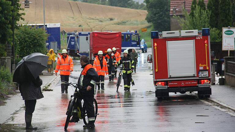 Der über die Ufer getretene Volkach-Bach hat am 9. Juli wie hier in Dingolshausen zahlreiche Einsatzkräfte von Feuerwehr, aber auch vom THW, auf den Plan gerufen. Die Helfer sicherten Anwesen und pumpten vollgelaufene Keller leer. Der über die Ufer getretene Volkach-Bach hat am 9. Juli wie hier in Dingolshausen zahlreiche Einsatzkräfte von Feuerwehr, aber auch vom THW, auf den Plan gerufen. Die Helfer sicherten Anwesen und pumpten vollgelaufene Keller leer.