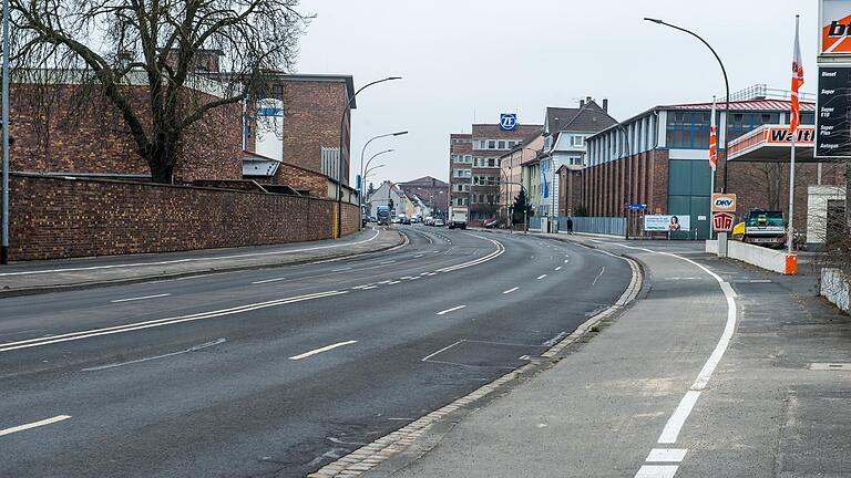 Blick in die Ernst-Sachs-Straße von der Hahnenhügelbrücke kommend. Die Sanierung der Straße beginnt im Spätsommer, ab Herbst 2023 geht es dann in Oberndorf los.