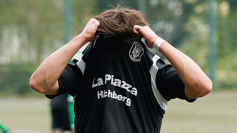 Am liebsten verstecken: Die TG Höchberg (unter dem Trikot steckt der nach Abtswind gewechselte Tom Bretorius) verliert auch in Lichtenfels und wartet weiter in der Fußball-Landesliga Nordwest auf den ersten Saison.