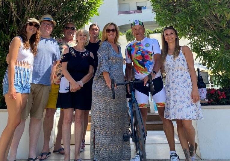 Gerald Schmidt (Zweiter von rechts) zusammen mit seinem Unterstützterteam und einem befreundeten Paar nach der Ankunft im Hotel in Riccione. Mit im Bild (von links) Pia Schömig, Manuel Schömig, Jürgen Trotzko, Susi Trotzko, Thomas Bayer, Hotelchefin Marina Pasquini und Mona Schmidt. Gerald Schmidt (Zweiter von rechts) zusammen mit seinem Unterstützterteam und einem befreundeten Paar nach der Ankunft im Hotel in Riccione. Mit im Bild (von links) Pia Schömig, Manuel Schömig, Jürgen Trotzko, Susi Trotzko, Thomas Bayer, Hotelchefin Marina Pasquini und Mona Schmidt.