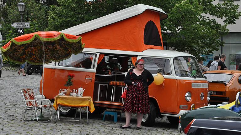 Zurück in die 1970er: Ein VW-Wohnmobil mit Inhaberin. Zurück in die 1970er: Ein VW-Wohnmobil mit Inhaberin.