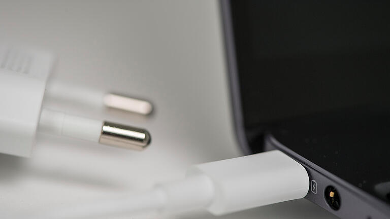 Verbindung Laptop und Handy.jpg - Etwas unpraktisch: Auch wenn das Matebook 13 an beiden Seiten USB-Anschlüsse besitzt, kann das Notebook nur an der linken Seite aufgeladen werden. Verbindung Laptop und Handy.jpg - Etwas unpraktisch: Auch wenn das Matebook 13 an beiden Seiten USB-Anschlüsse besitzt, kann das Notebook nur an der linken Seite aufgeladen werden.