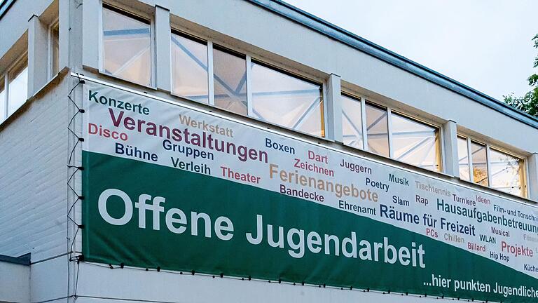 Die Diözese Würzburg rechtfertig ihren Rückzug aus der offenen Jugendarbeit in Schweinfurt, was den Fortbestand der Jugendeinrichtung kom,ma gefährdet. Die Diözese Würzburg rechtfertig ihren Rückzug aus der offenen Jugendarbeit in Schweinfurt, was den Fortbestand der Jugendeinrichtung kom,ma gefährdet.
