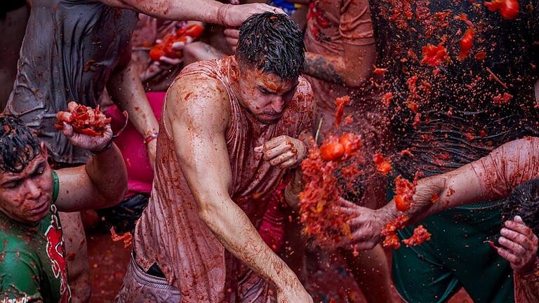 Tomatina de Bunol 2024 in Spanien       -  Die 'Munition' ist nicht mehr für den Konsum geeignet.