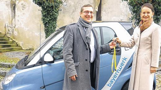 Zweiwöchige Testphase: Frank Schneider, Kommunalbetreuer vom Bayernwerk, händigte Arnsteins Bürgermeisterin Linda Plappert-Metz den Schlüssel für das Elektroauto aus.