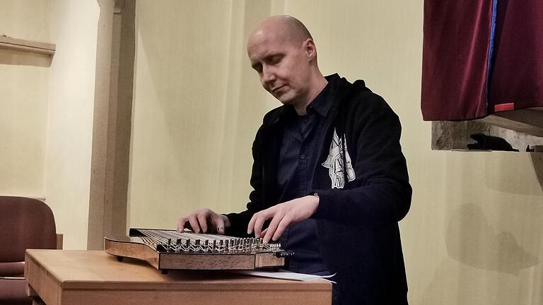 Der Musiker Michael Müller aus Böhmen trat in der ehemaligen Synagoge in Wenkheim auf. Er begeisterte das Publikum mit seinem Spiel auf der Zither.