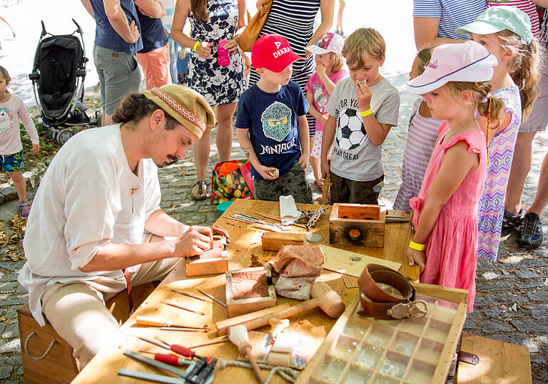 Zahlreiche Veranstaltungen wie Mitmachaktionen für Kinder, Zaubervorstellungen, Märchen, Einführungen in alte Handwerkstechniken, bieten beim Museumsfest Einblicke hinter die Kulissen. Zahlreiche Veranstaltungen wie Mitmachaktionen für Kinder, Zaubervorstellungen, Märchen, Einführungen in alte Handwerkstechniken, bieten beim Museumsfest Einblicke hinter die Kulissen.