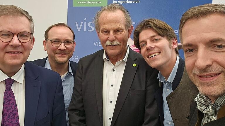 Ungewöhnliches Selfie über Parteigrenzen hinweg (von links): Die Abgeordneten Volkmar Halbleib (SPD), Karsten Klein (FDP), Paul Knoblach (Grüne), Felix von Zobel (Freie Wähler) und Thorsten Schwab (CSU) bei einem Termin im Amt für Landwirtschaft in Schweinfurt.