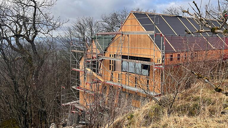 Richtung Westen verfügt die neue Milseburghütte über ein großes Panoramafenster, das einen freien Blick auf den Sonnenuntergang ermöglicht. Richtung Westen verfügt die neue Milseburghütte über ein großes Panoramafenster, das einen freien Blick auf den Sonnenuntergang ermöglicht.
