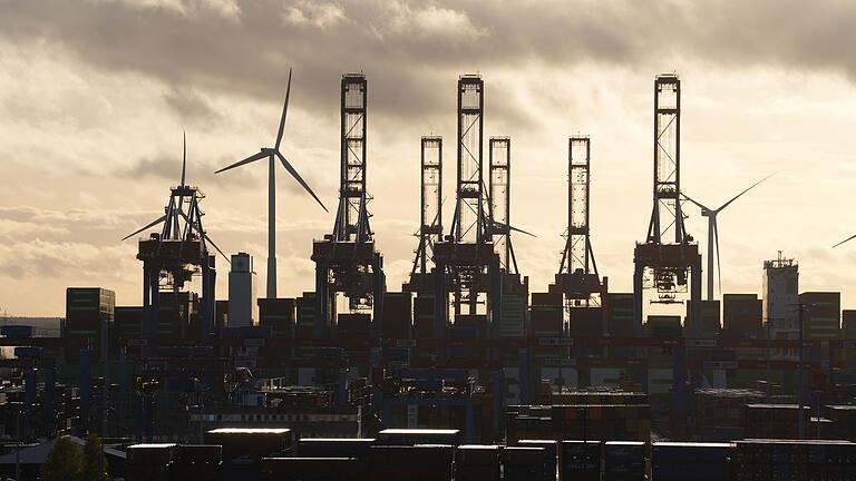 Hafen Hamburg - EY-Studie: Beschäftigte sehen Wirtschaftsstandort Deutschland kritisch. (Symbolbild) Hafen Hamburg - EY-Studie: Beschäftigte sehen Wirtschaftsstandort Deutschland kritisch. (Symbolbild)