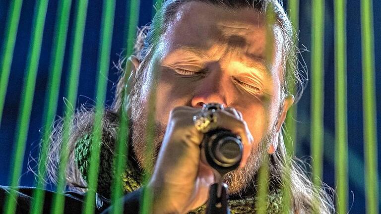 Gefühlvoll: Rea Garvey findet sofort einen Draht zu den Fans &ndash; auch wenn zu Beginn noch etwas die kunterbunten Lamellen stören.