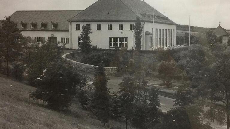 Das Kasino wurde ab 1935 von den Nazis erbaut (Foto) und von den Amerikanern erweitert und als Officer's Club verwendet. Hier fanden zahlreiche gesellschaftliche Ereignisse statt, zu denen häufig auch Deutsche eingeladen waren. Besonders populär war die Bar.Foto: Sammlung Alexander Kraus