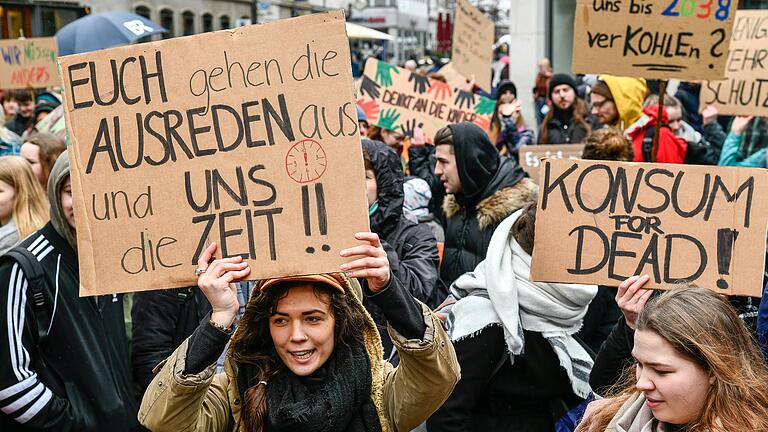 Wie Jugendliche für ihren Protest angegangen werden       -  Rund 1100 Schülerinnen und Schüler demonstrierten vor Kurzem in Würzburg bei einer 'Fridays for Future'-Demo&nbsp;für den Klimaschutz.