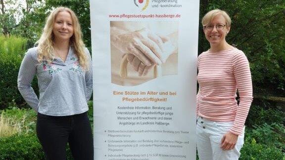 Vera Ksinski vom Pflege-Netzwerk (links) und Kathrin Glaubrecht vom Pflegestützpunkt Haßberge informieren über das Schulungsangebot.