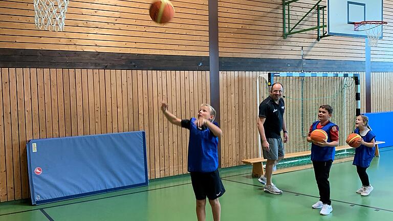 Bei den Dribbel- und Wurfübungen waren ständig alle Basketbälle im Einsatz und die Kinder in Bewegung.