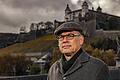 Historiker Robert Meier in Würzburg auf der Alten Mainbrücke, die in der Hexenforschung eine zentrale Rolle spielt. Im Hintergrund die Festung Marienberg. Dort war die letzte vermeintliche Hexe inhaftiert.