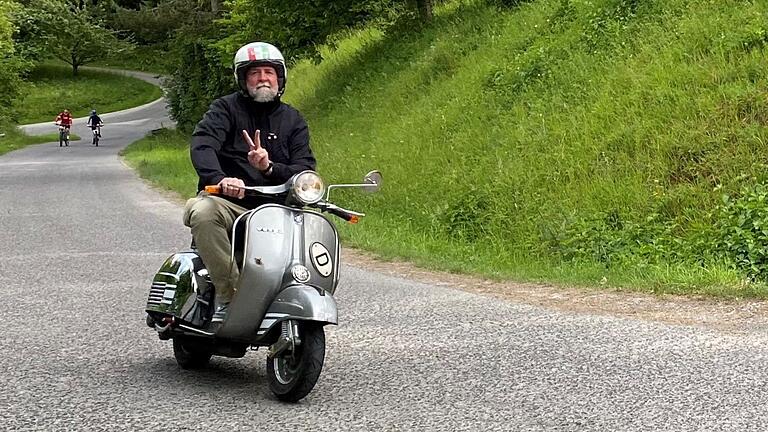 Stefan Lakeit aus Homburg fährt mit Rosi, einer Vespa Rally 200, Baujahr 1976, aus. Stefan Lakeit aus Homburg fährt mit Rosi, einer Vespa Rally 200, Baujahr 1976, aus. 
