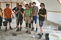 Staubige Arbeit: einige der Helfer der Saalrenovierung (von links) Frank Jacob,  Marius Stüber, Stefan Gruber, Klaus Pfeufer, Uwe Weinmann, Stefan Zobel, Martin und Eva Ödamer.